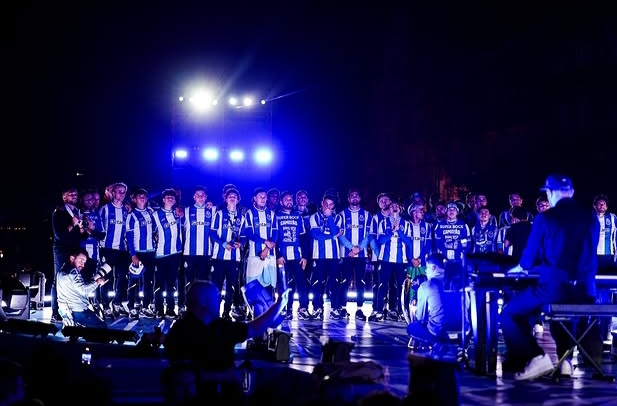Jugadores del FC Porto celebrando su título de liga ante miles de aficionados