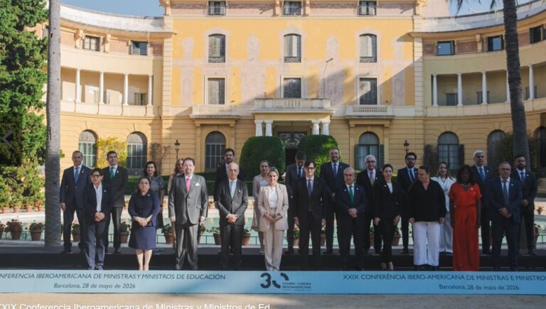 Grupo de ministros de educación en la conferencia iberoamericana en Barcelona