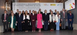 Grupo de ministros y ministras de salud en conferencia en España