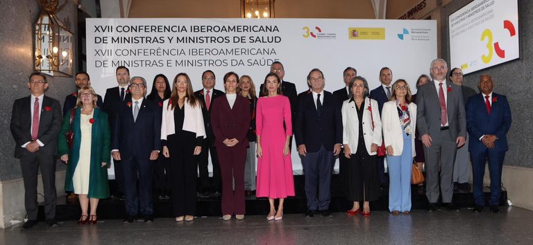 Grupo de ministros y ministras de salud en conferencia en España