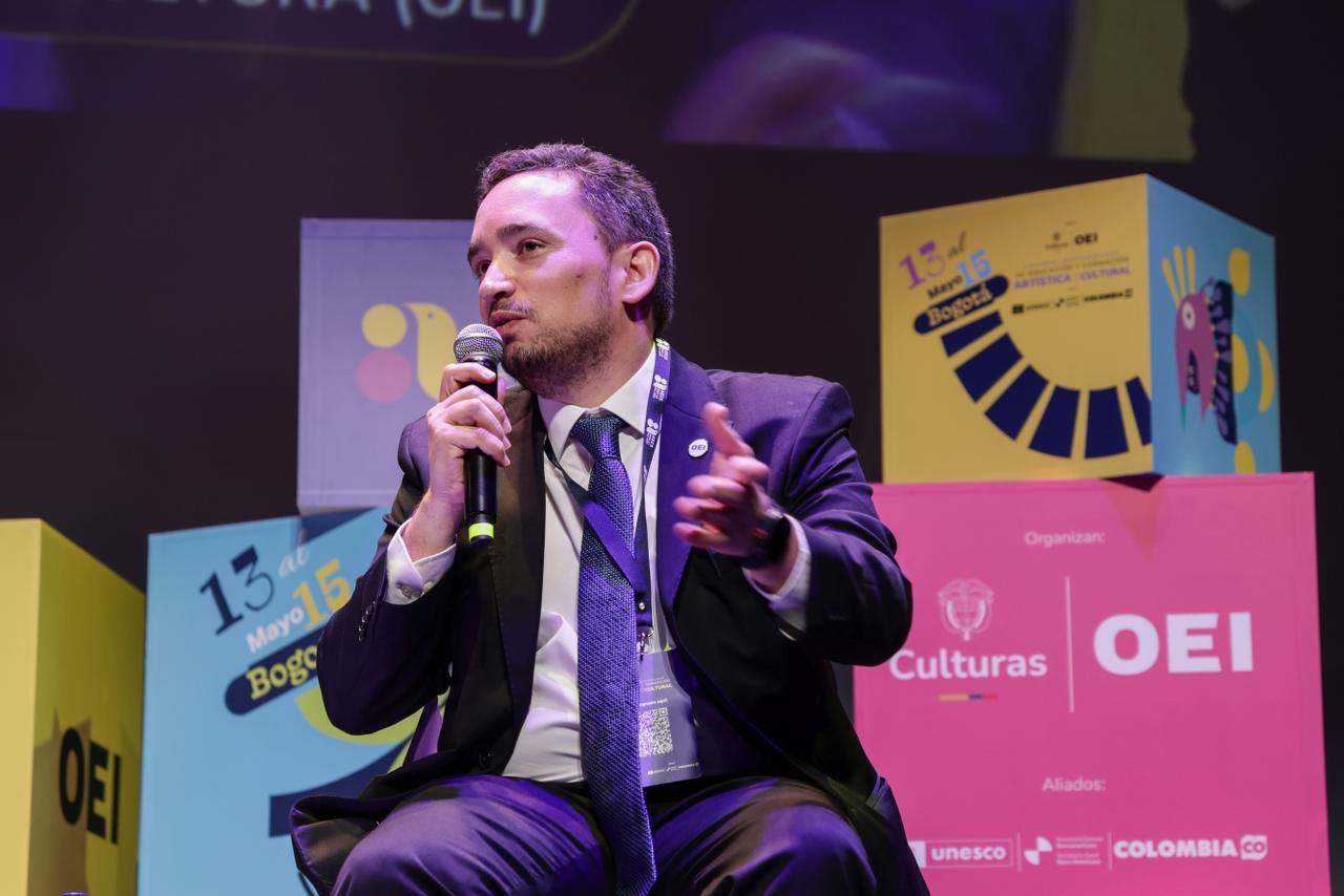 Raphael Callou hablando en el congreso iberoamericano sobre educación artística