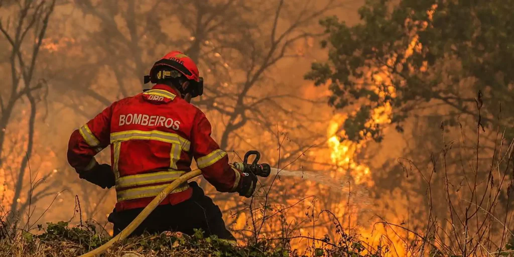 Bombero luchando contra incendios forestales en Portugal