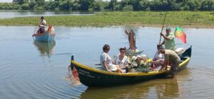 Participantes en el cruzeiro ibérico del Tejo en embarcaciones tradicionales