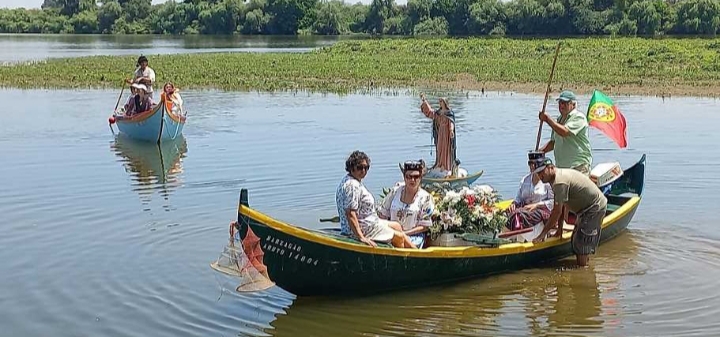 Participantes en el cruzeiro ibérico del Tejo en embarcaciones tradicionales