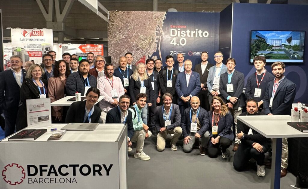 Grupo de personas en el stand del CZFB en Advanced Factories 2023