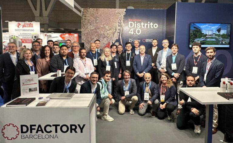 Grupo de personas en el stand del CZFB en Advanced Factories 2023