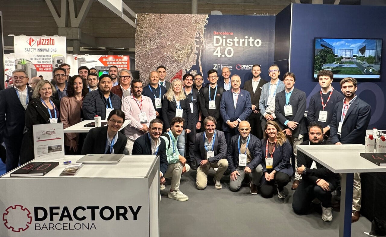 Grupo de personas en el stand del CZFB en Advanced Factories 2023