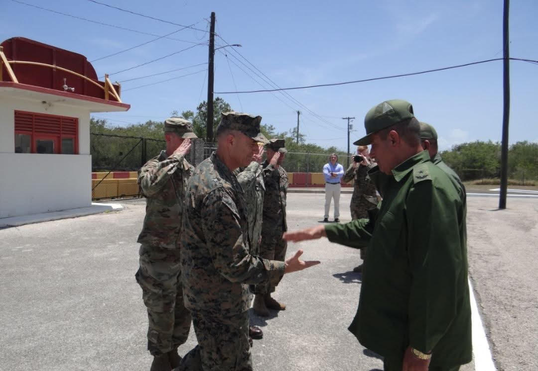 Reunión entre militares en la Base Naval de Guantánamo, Cuba.