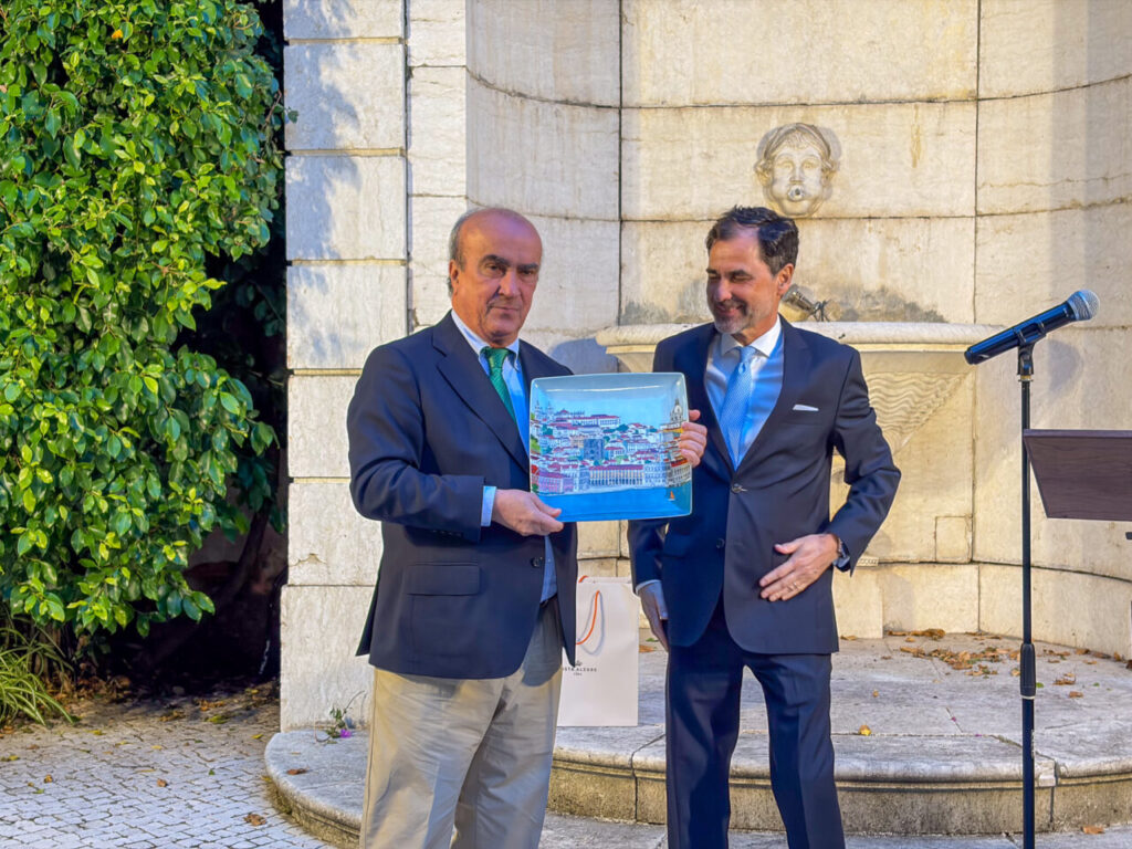Dos hombres sosteniendo un regalo en un evento en Lisboa