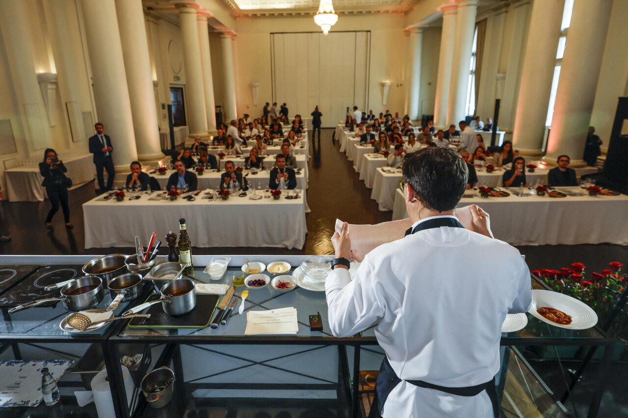 Chef español presentando platos en evento gastronómico en Brasil