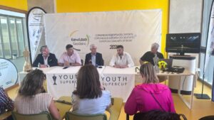 Presentación del torneo Supercup Eurociudad del Guadiana con autoridades y trofeo