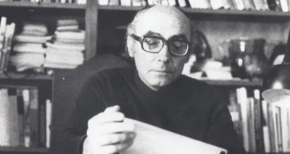 Retrato de José Saramago leyendo en su oficina