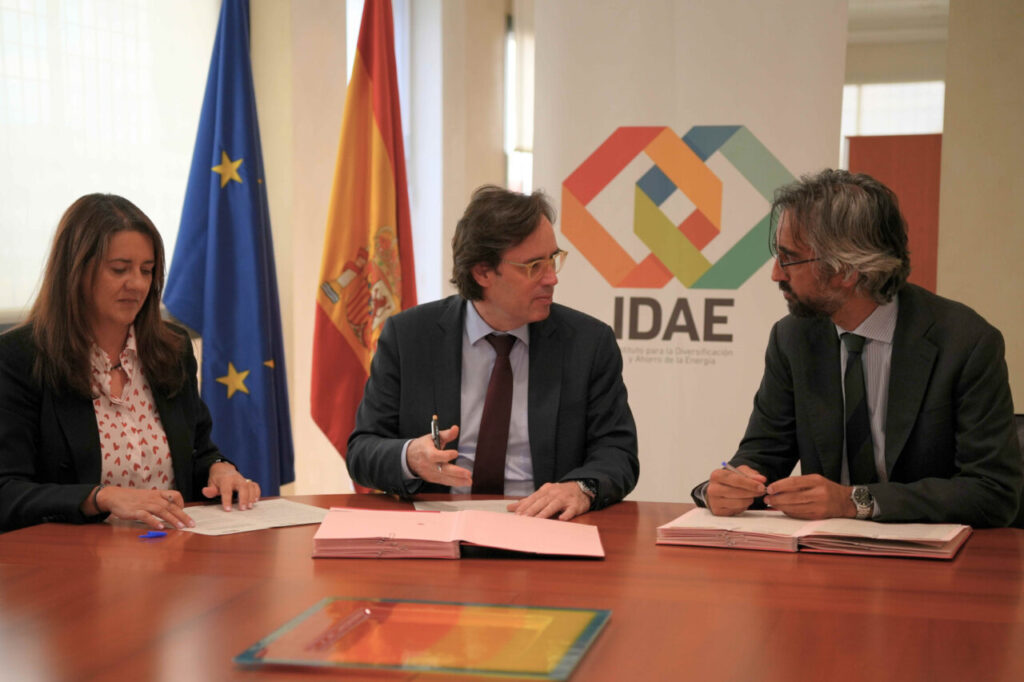 Reunión de firma del Observatorio Ibérico de la Energía entre representantes de IDAE y ADENE.