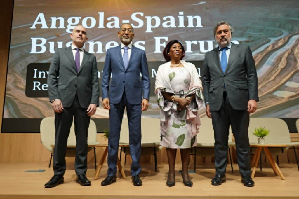 Representantes en el foro empresarial entre Angola y España en Madrid.