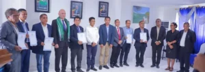Grupo de personas firmando acuerdos en Timor Oriental