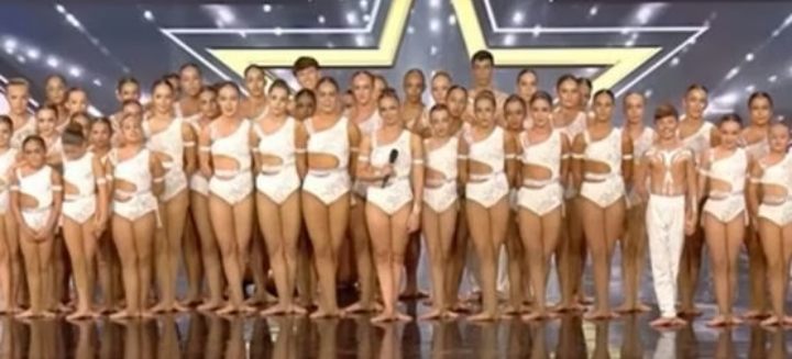Grupo de bailarinos del AM Dance Studio en el escenario del Got Talent España