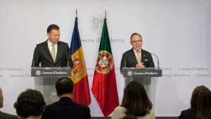 El primer ministre portuguès inaugurant el consolat a Andorra amb banderes