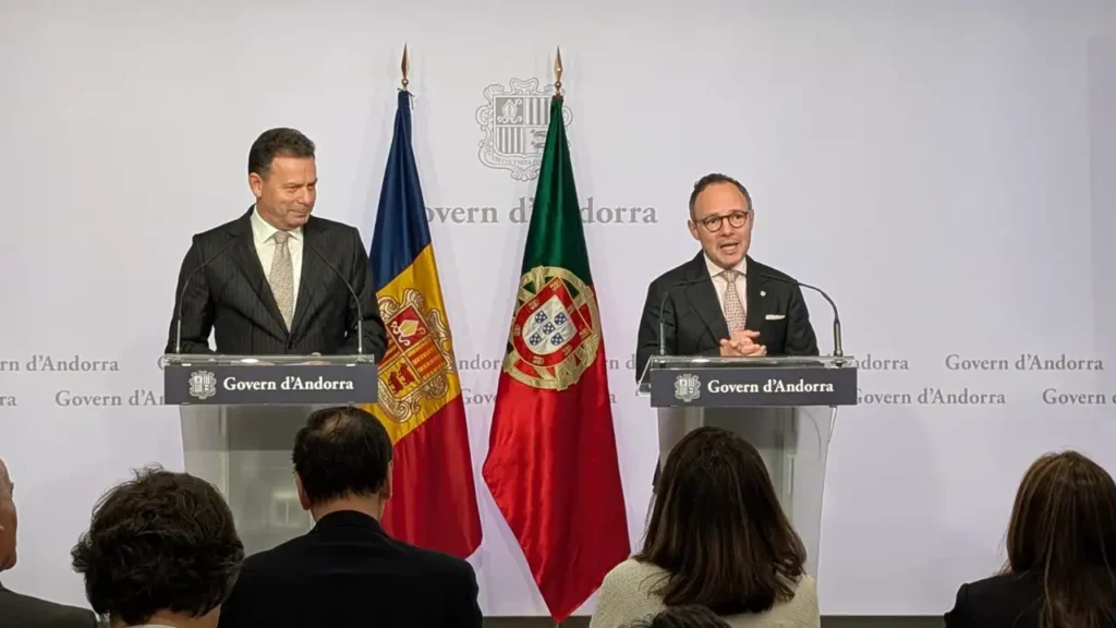 El primer ministre portuguès inaugurant el consolat a Andorra amb banderes