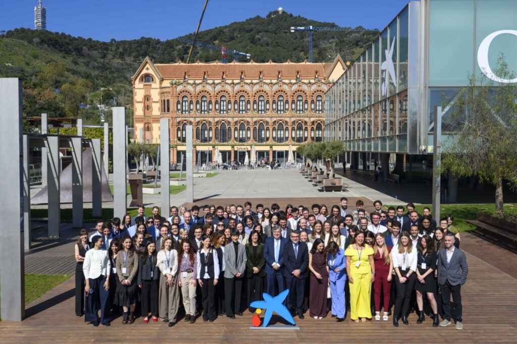Grupo de investigadores portugueses premiados por la Fundación la Caixa en un evento en Barcelona.