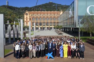 Grupo de investigadores portugueses premiados por la Fundación la Caixa en un evento en Barcelona.