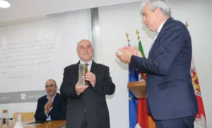 José Luis Puerto recibiendo el Premio Eduardo Lourenço en Guarda, Portugal.