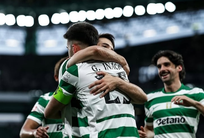 Jugadores de fútbol celebrando un gol en un partido del campeonato portugués