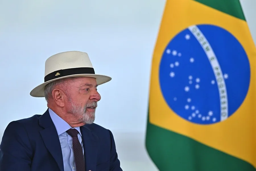 Lula da Silva en un evento con la bandera de Brasil de fondo