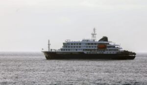 Navio MV Hondius ao largo de Cabo Verde enfrentando surto de hantavírus.