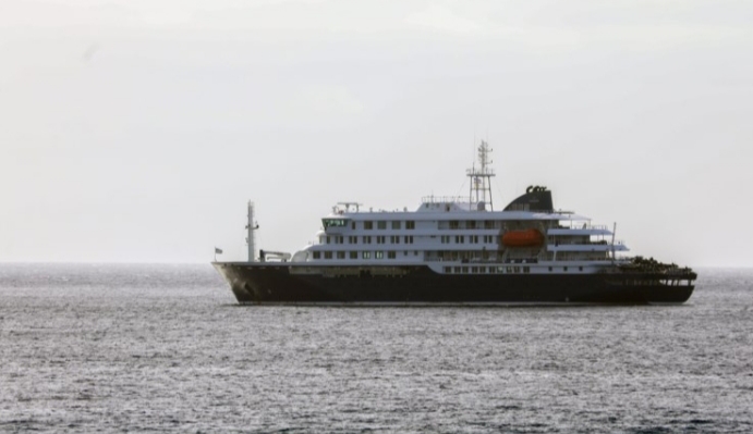 Navio MV Hondius ao largo de Cabo Verde enfrentando surto de hantavírus.