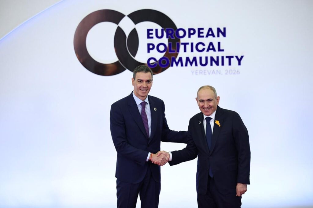 Pedro Sánchez y Nikol Pashinián en la Comunidad Política Europea en Armenia