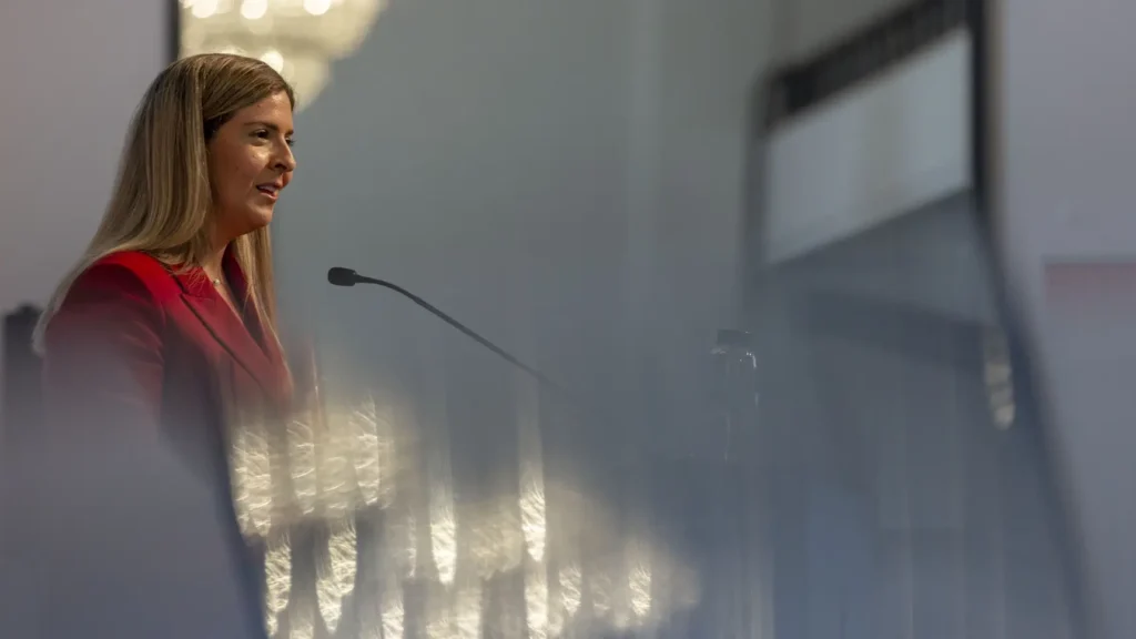 Mujer hablando en un evento sobre educación artística en Portugal