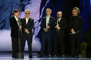 Equipo de 'O agente secreto' recibiendo premios en la gala
