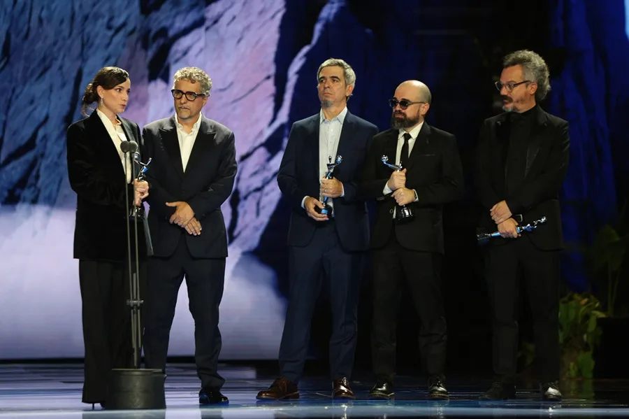 Equipo de 'O agente secreto' recibiendo premios en la gala