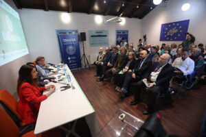 Presentación del proyecto Greenlow Pecuaria en el IBADER con asistentes en la sala.