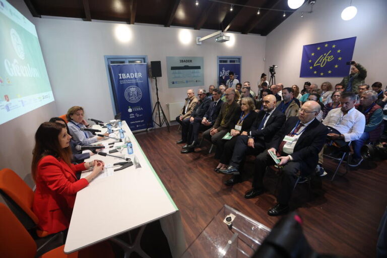 Presentación del proyecto Greenlow Pecuaria en el IBADER con asistentes en la sala.