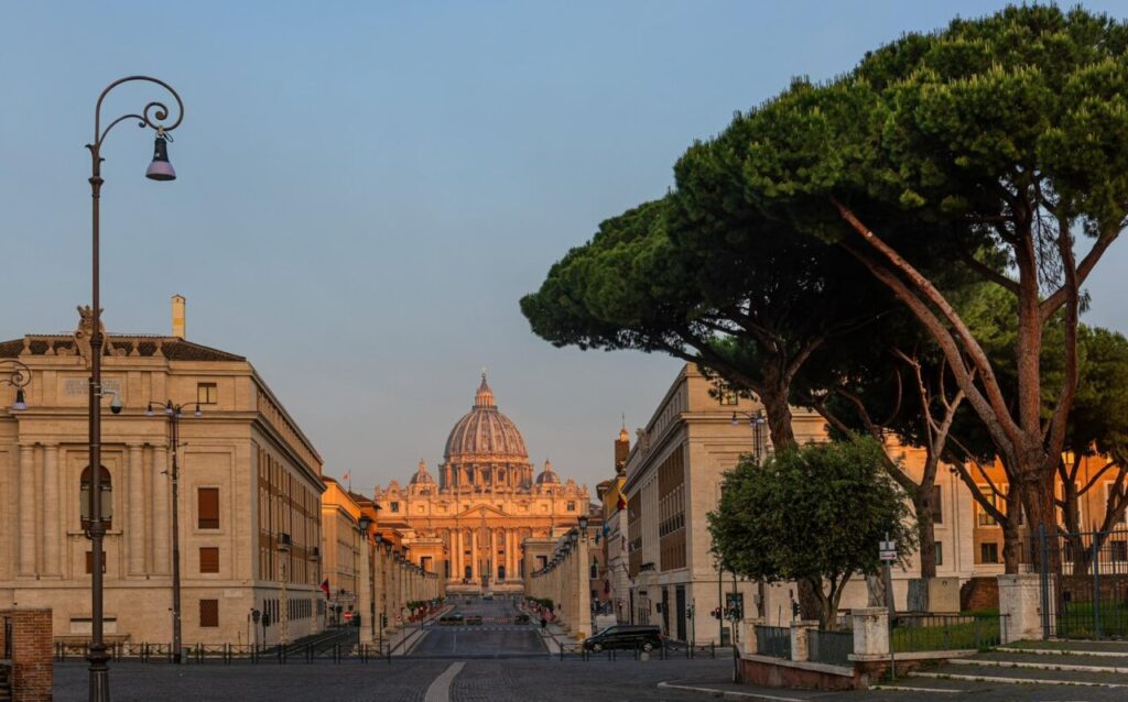 Vista de la Santa Sede en Roma con árboles y edificios