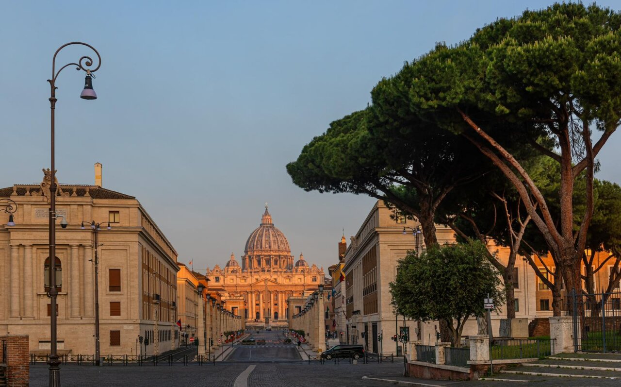 Vista de la Santa Sede en Roma con árboles y edificios