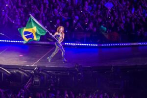 Shakira en concierto en Copacabana sosteniendo la bandera de Brasil
