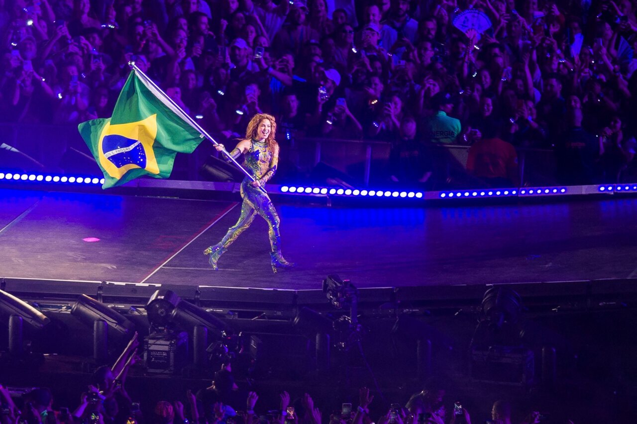 Shakira en concierto en Copacabana sosteniendo la bandera de Brasil