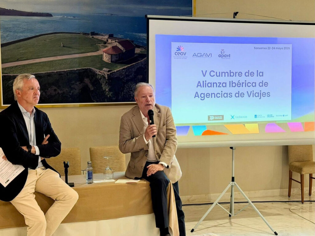 Dos ponentes discutiendo en la V Cumbre Ibérica de Agencias de Viajes