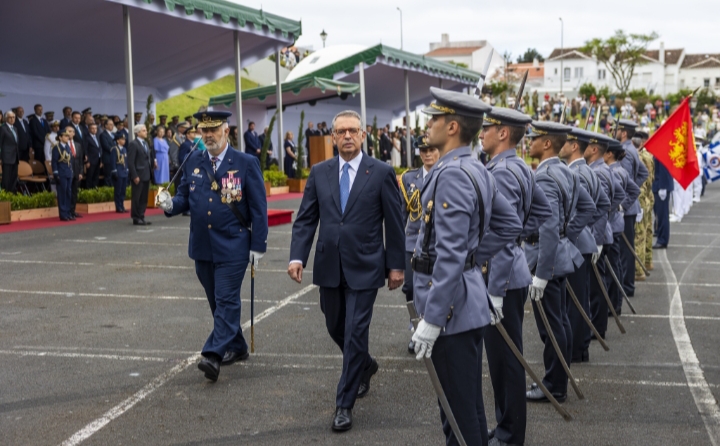 Desfile militar durante la celebración del 10 de junio en los Açores.