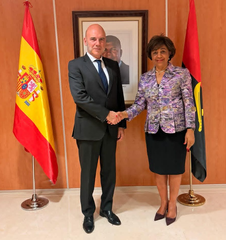 Esmeralda Mendonça y un funcionario en la Embajada de Angola en España