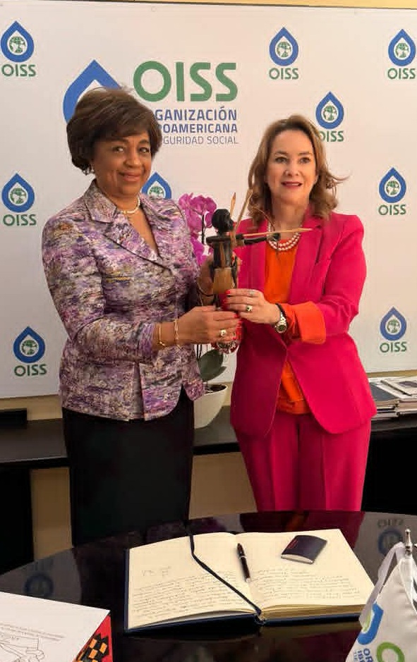 Esmeralda Mendonça y Gina Magnolia Riaño Barón en reunión de cooperación