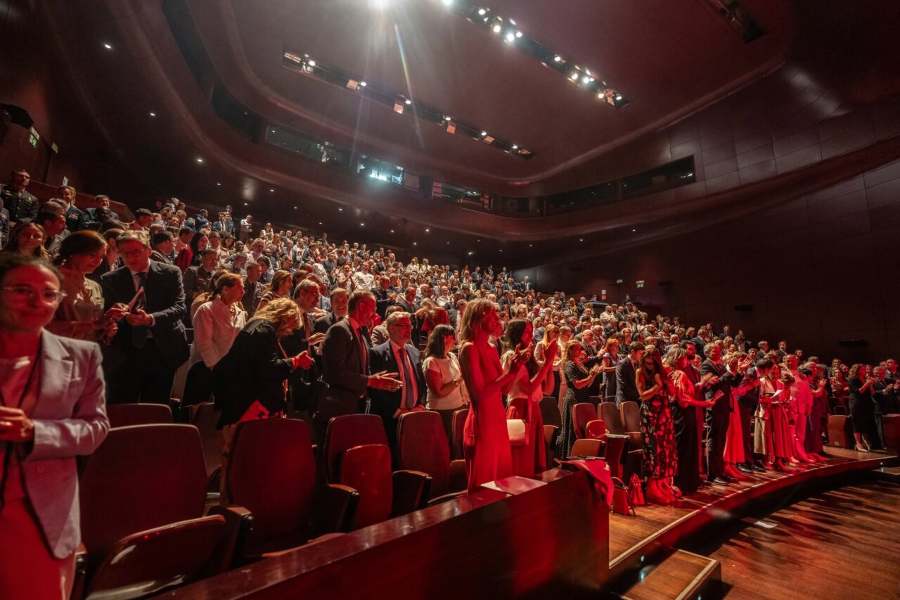 Multitud aplaudiendo en el auditorio del Museo Reina Sofía en Madrid