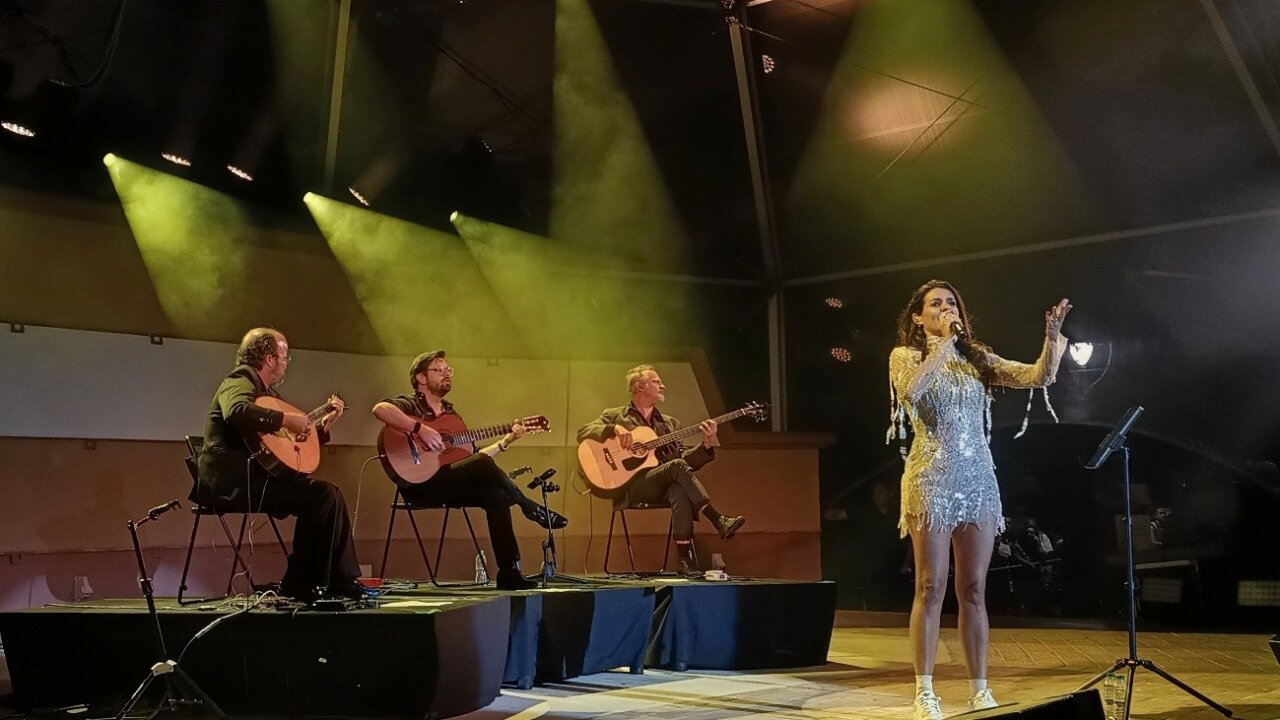 Cuca Roseta actuando en un concierto en Castro Marim con su banda.