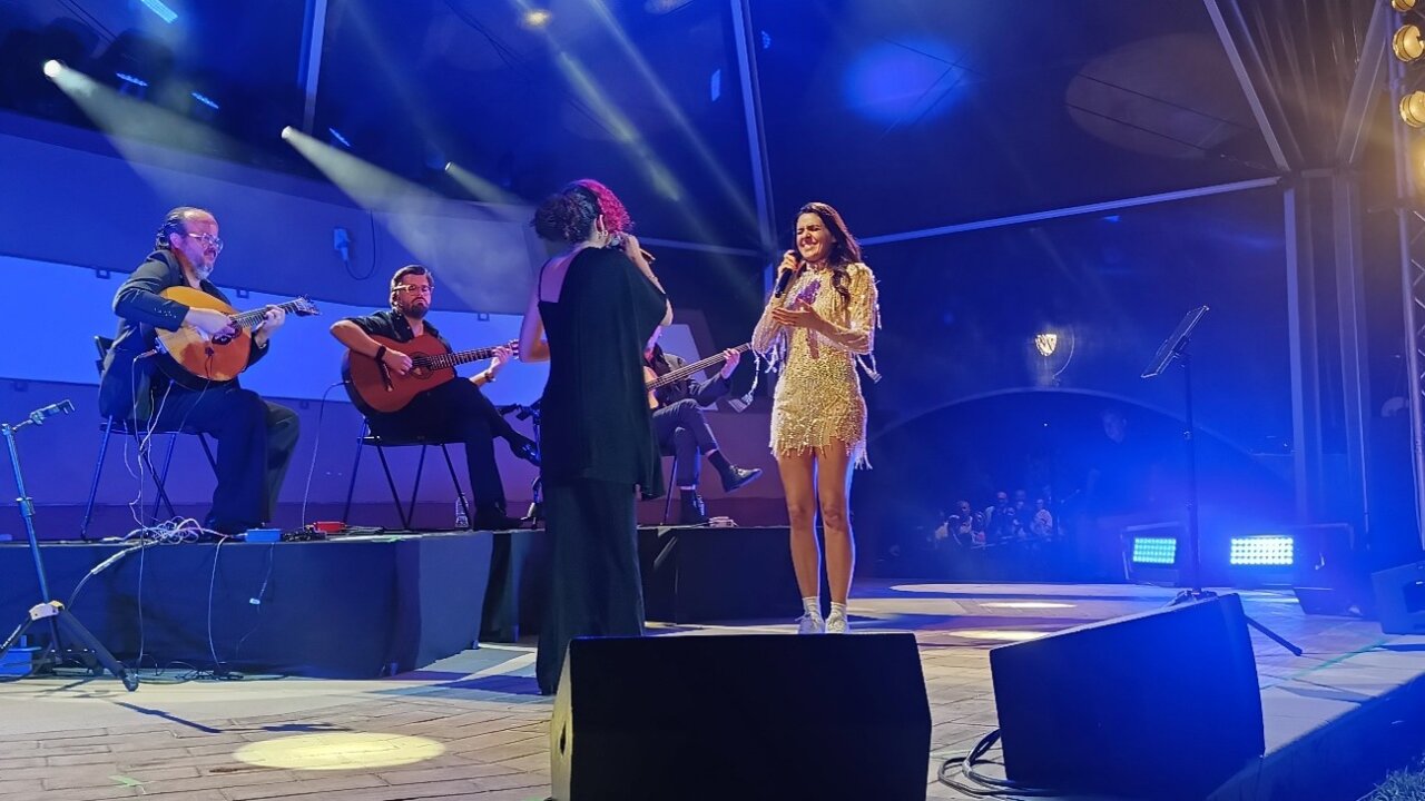 Cuca Roseta actuando en el escenario durante un concierto en Castro Marim.