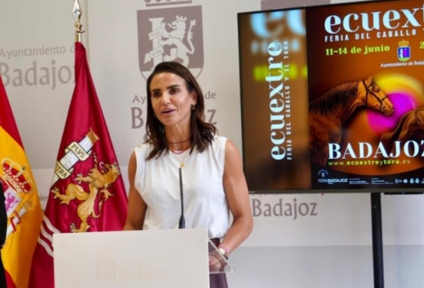 Presentadora en evento sobre caballos y toros en Badajoz