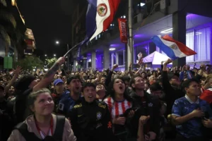 Aficionados de Paraguay celebrando en las calles de Asunción tras la victoria en el Mundial 2026