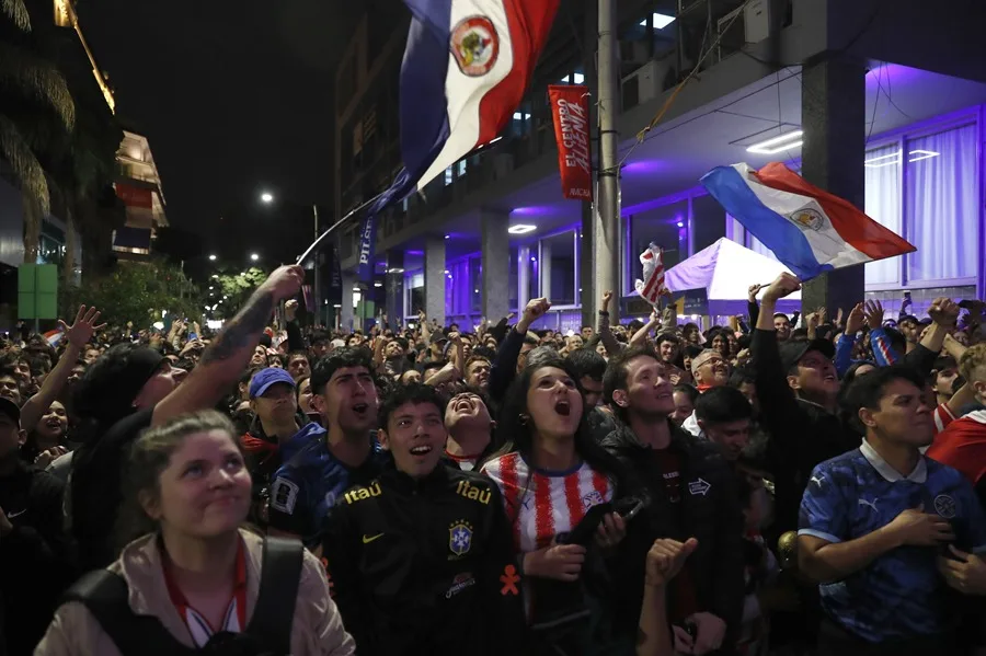 Aficionados de Paraguay celebrando en las calles de Asunción tras la victoria en el Mundial 2026