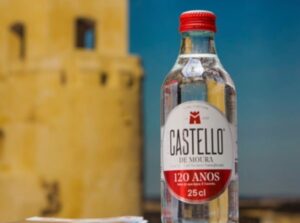 Botella de agua mineral Castello de Moura con castillo de fondo